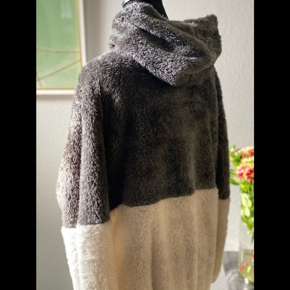 Soft, Furry and Oh-So-Comfy Pullover with Hood, M - Picture 2 of 8